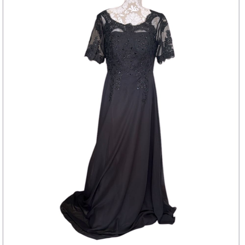 Elegant Black Lace Evening Gown